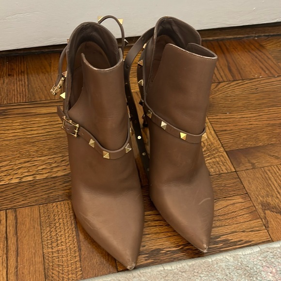 VALENTINO GARAVANI Calfskin Rockstud Double Buckle 100mm Ankle Boots Nocciola - Picture 4 of 9